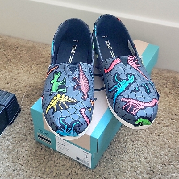 Toms Shoes - Tom's dino NWT glow in the dark 8.5 size